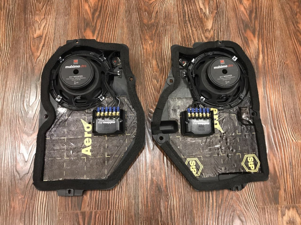 {Вот такой инсталл. Виброй проклеен пластик для жесткости и снижения ненужных вибраций.}